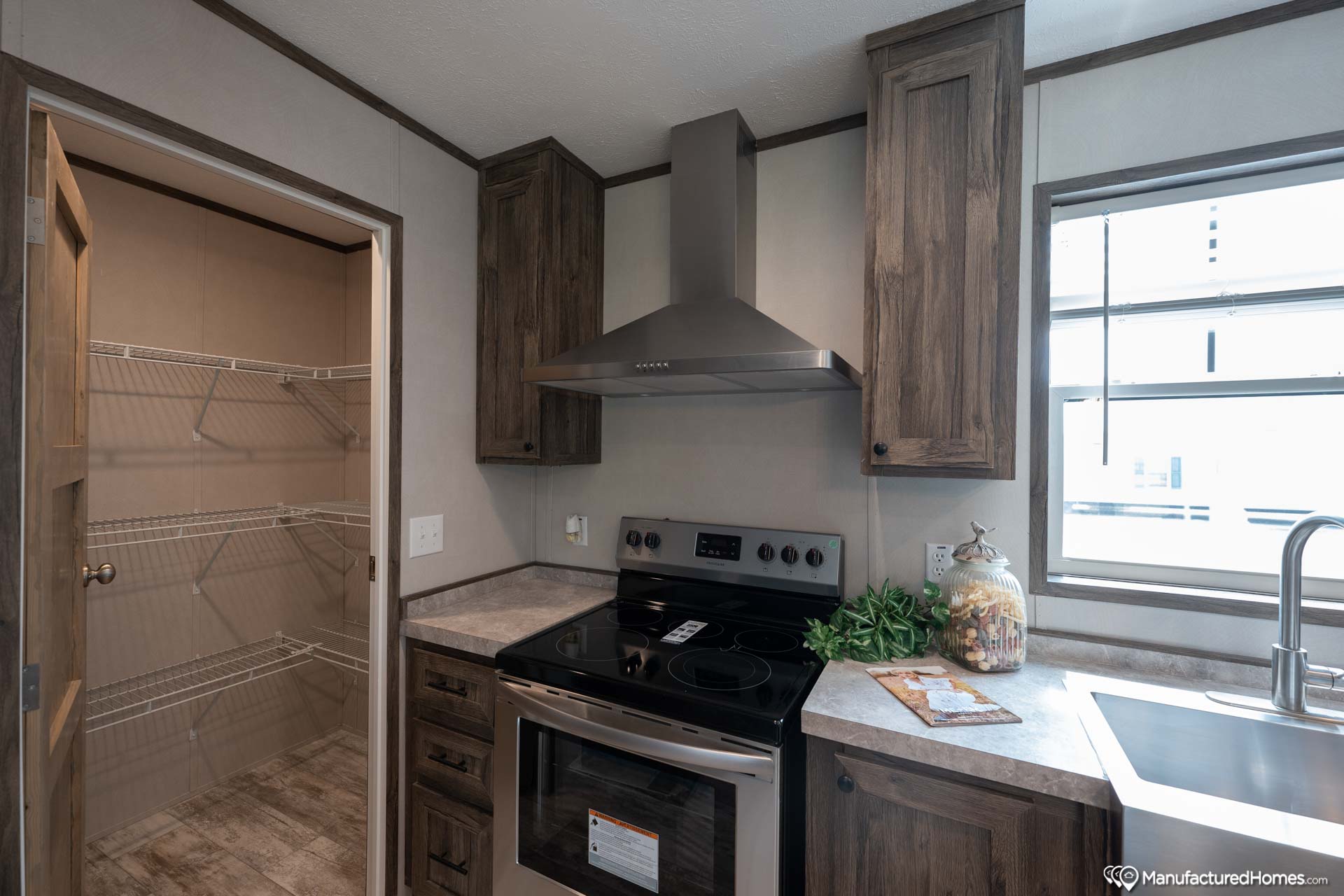 Exclusive The Leo 46EXC28563AH by Giles - Marty Wright Home Sales